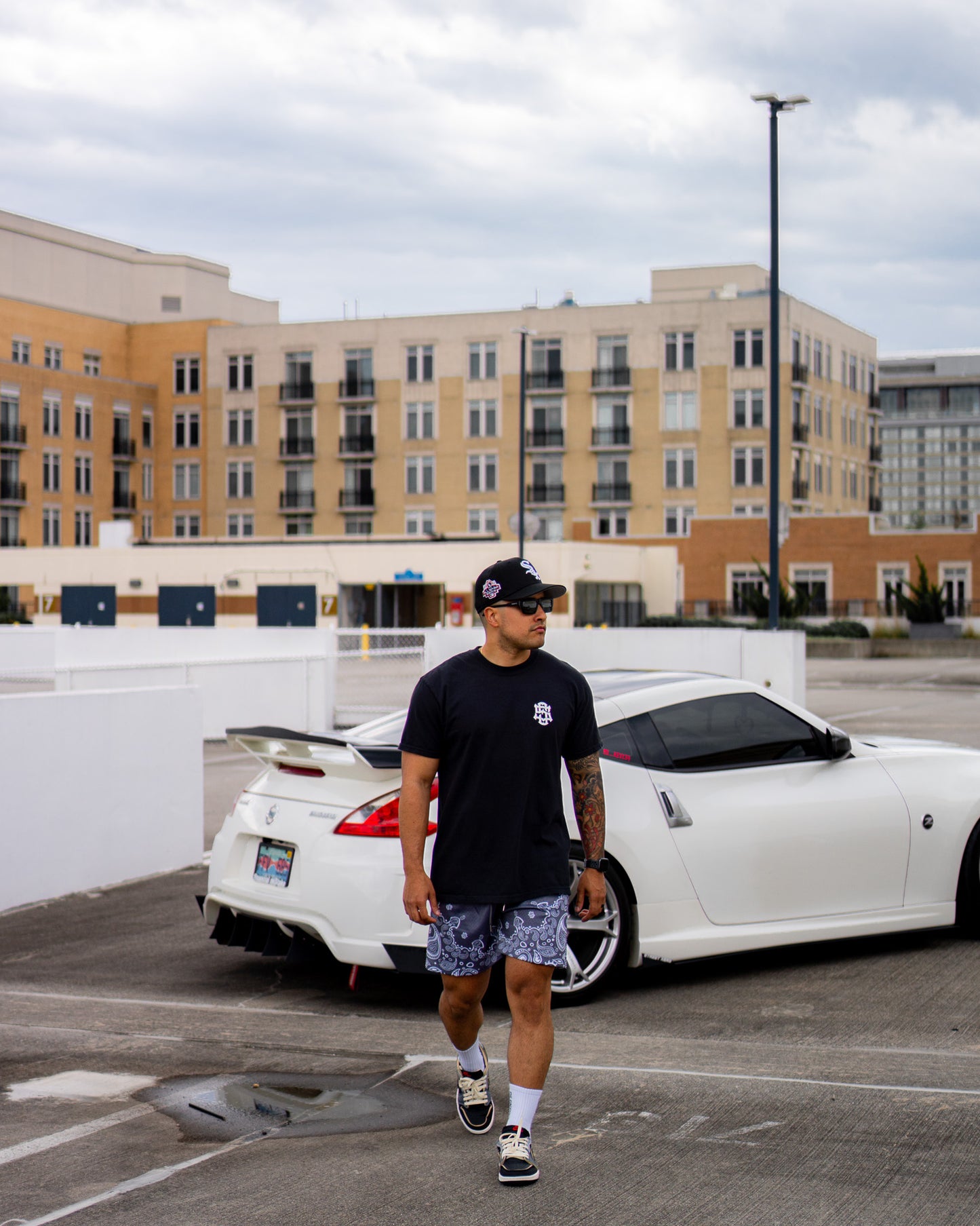 “WAVY” TEE (BLACK/WHITE)