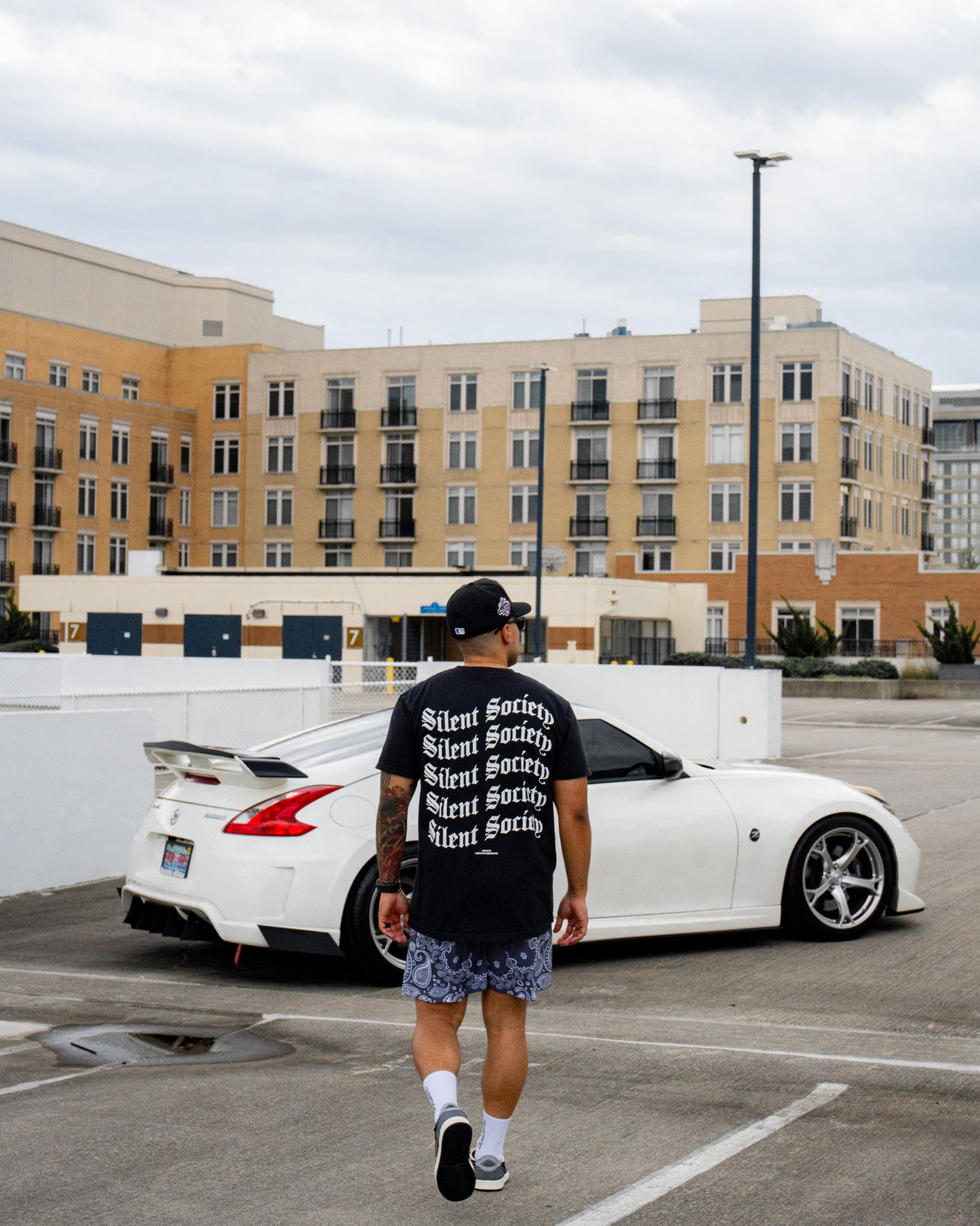 “WAVY” TEE (BLACK/WHITE)